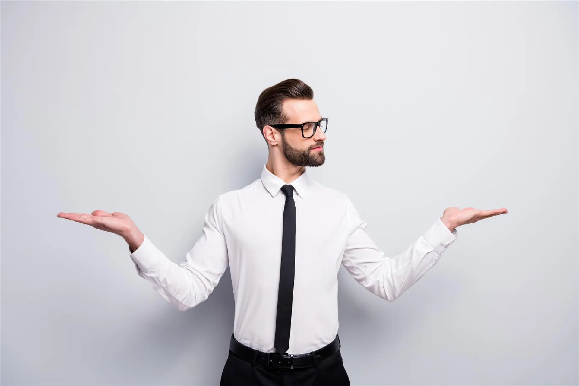 Mann zwei Optionen zeigend