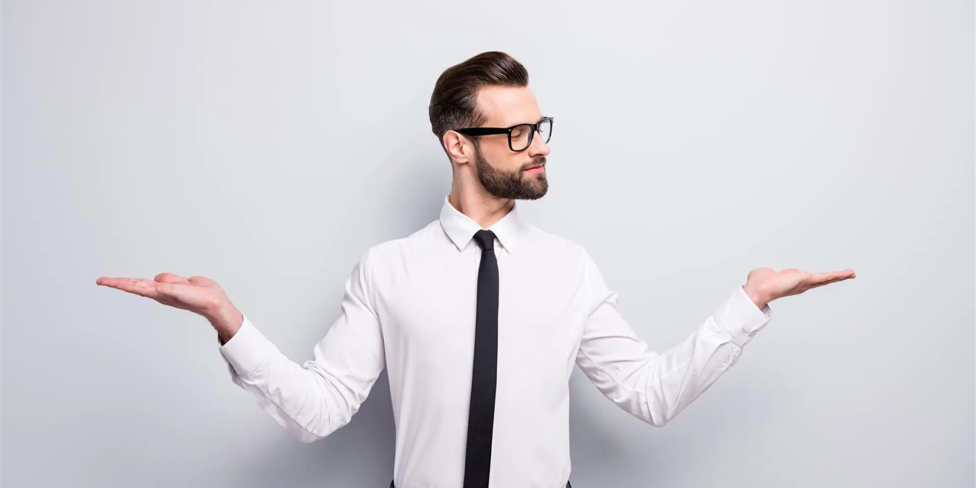 Mann zwei Optionen zeigend