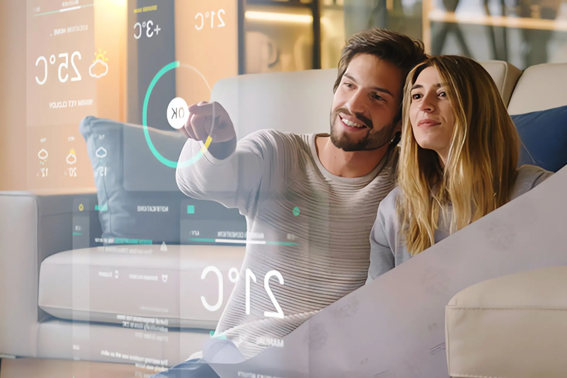 Smarthome Ideen: Paar sitzt auch Couch, futuristische Virtual Reality