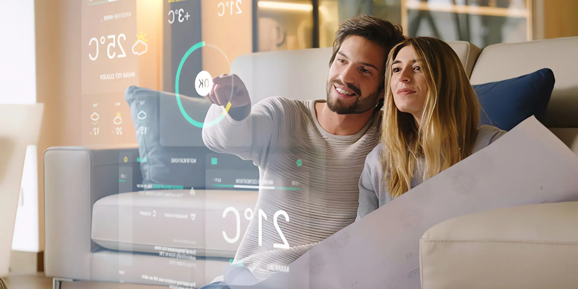 Smarthome Ideen: Paar sitzt auch Couch, futuristische Virtual Reality
