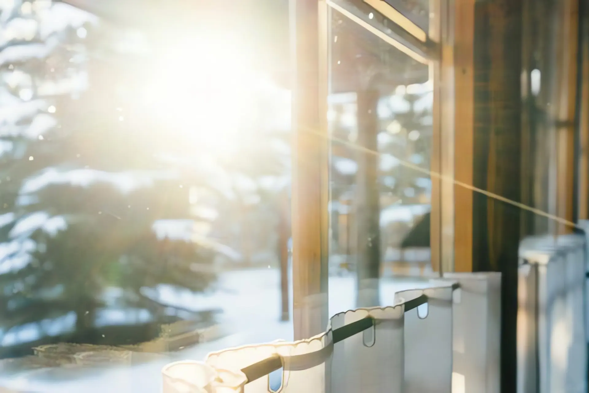 Solarthermie Winter: Blick aus dem Fenster im Winter, Sonnenschein