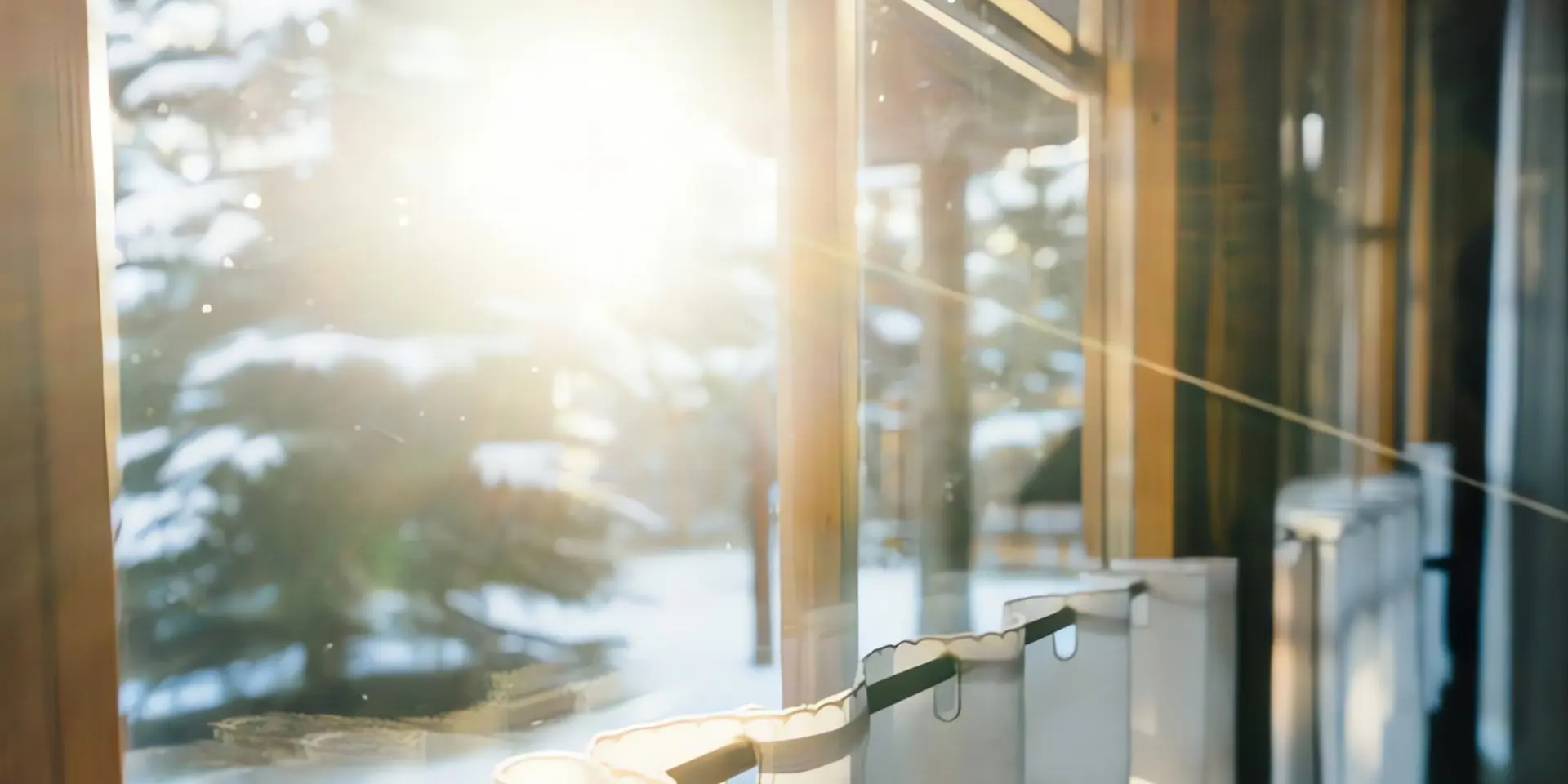 Solarthermie Winter: Blick aus dem Fenster im Winter, Sonnenschein