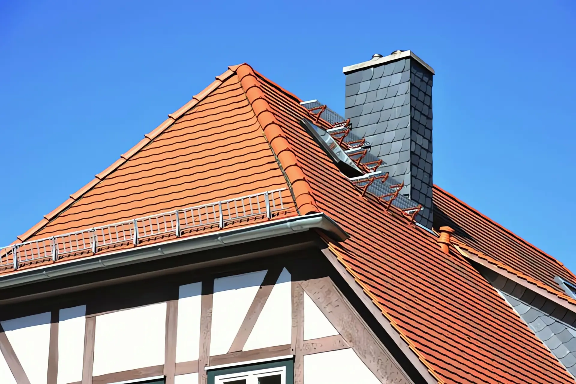Wärmepumpe Altbau: Dach mit Schornstein eines Fachwerkhauses