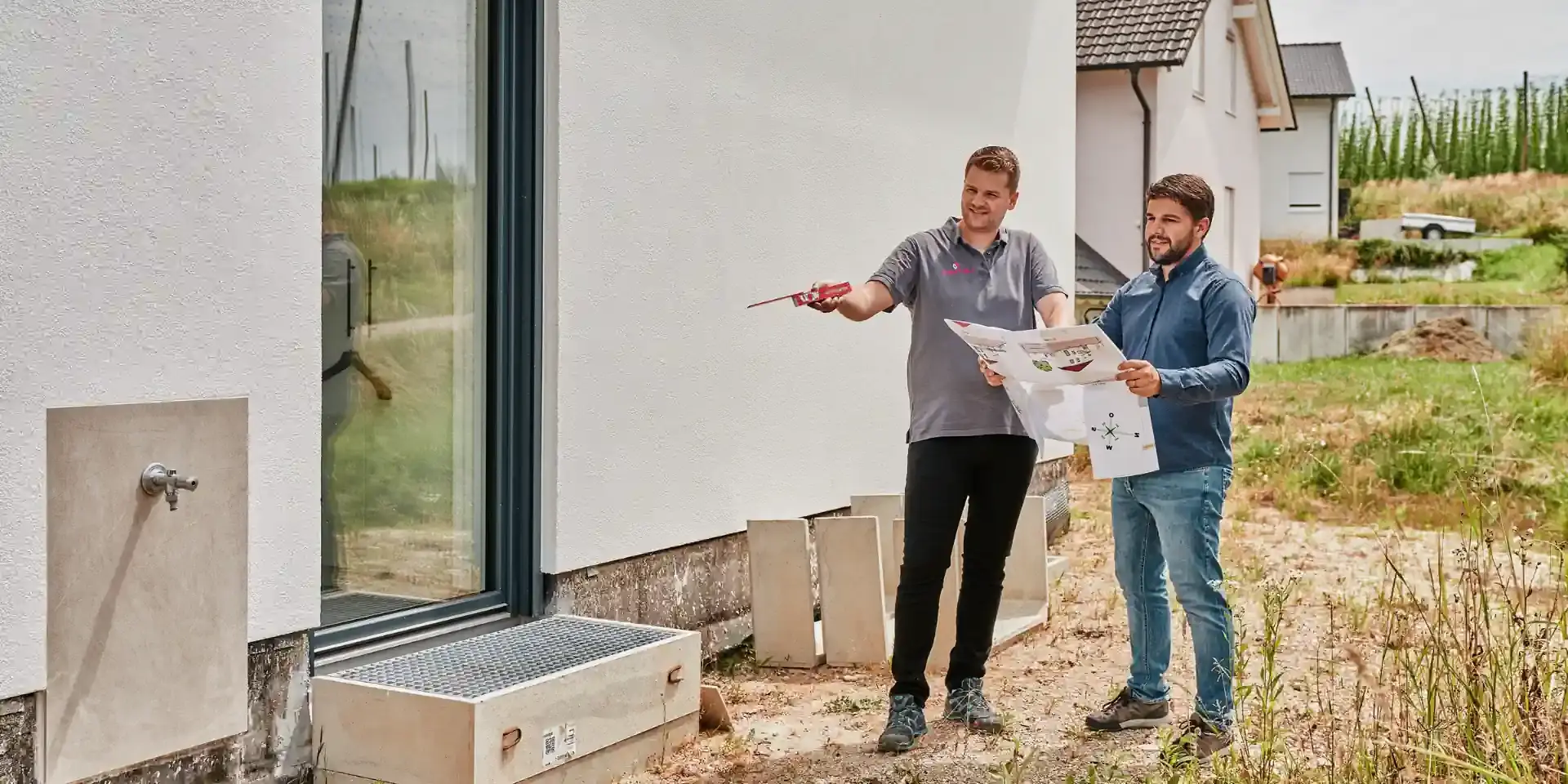 Wärmepumpe Beratung: Finden Sie die beste Lösung für Ihr Gebäude Wärmepumpe Beratung: WOLF Fachexperte mit Hausbauer auf Baustelle
