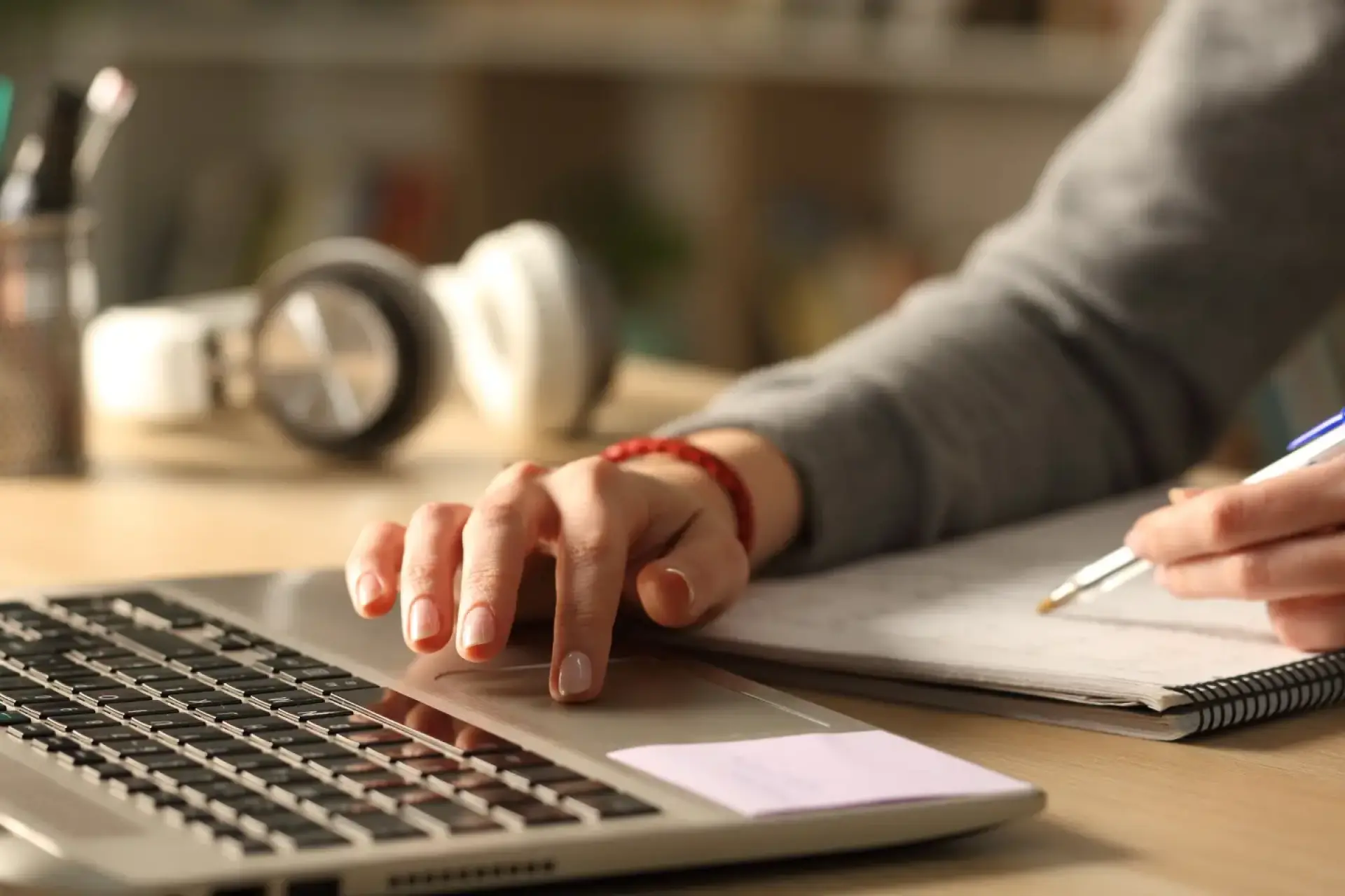 Wärmepumpe mieten: Person am Laptop