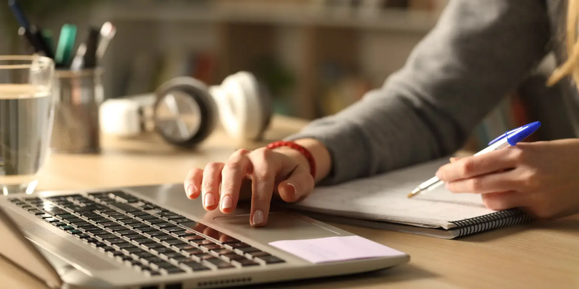 Wärmepumpe mieten Wärmepumpe mieten: Person am Laptop