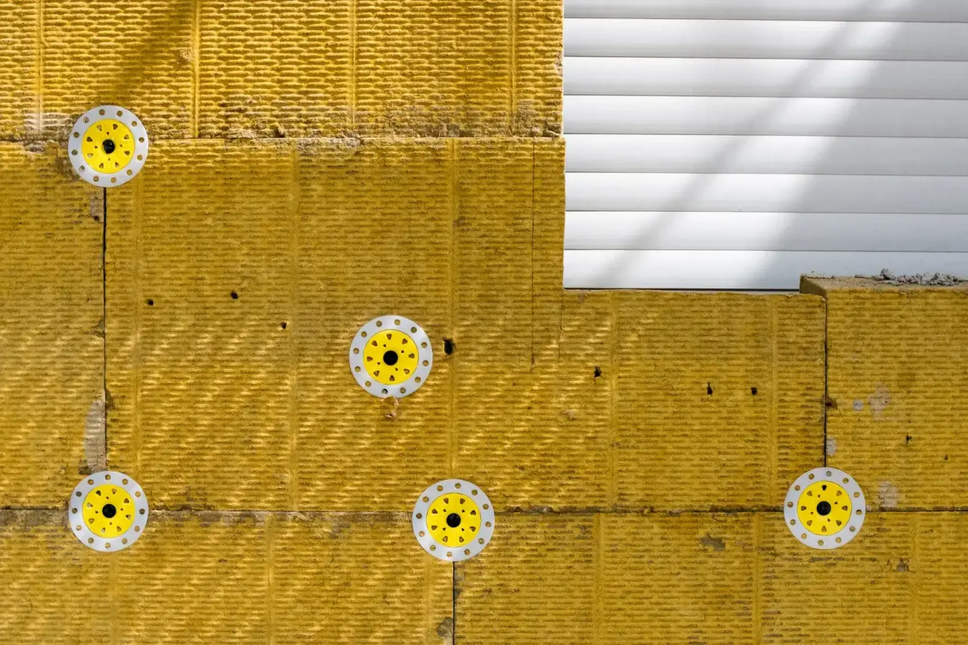 Wärmepumpe ohne Dämmung: Ausschnitt von einer Dämmung am Haus