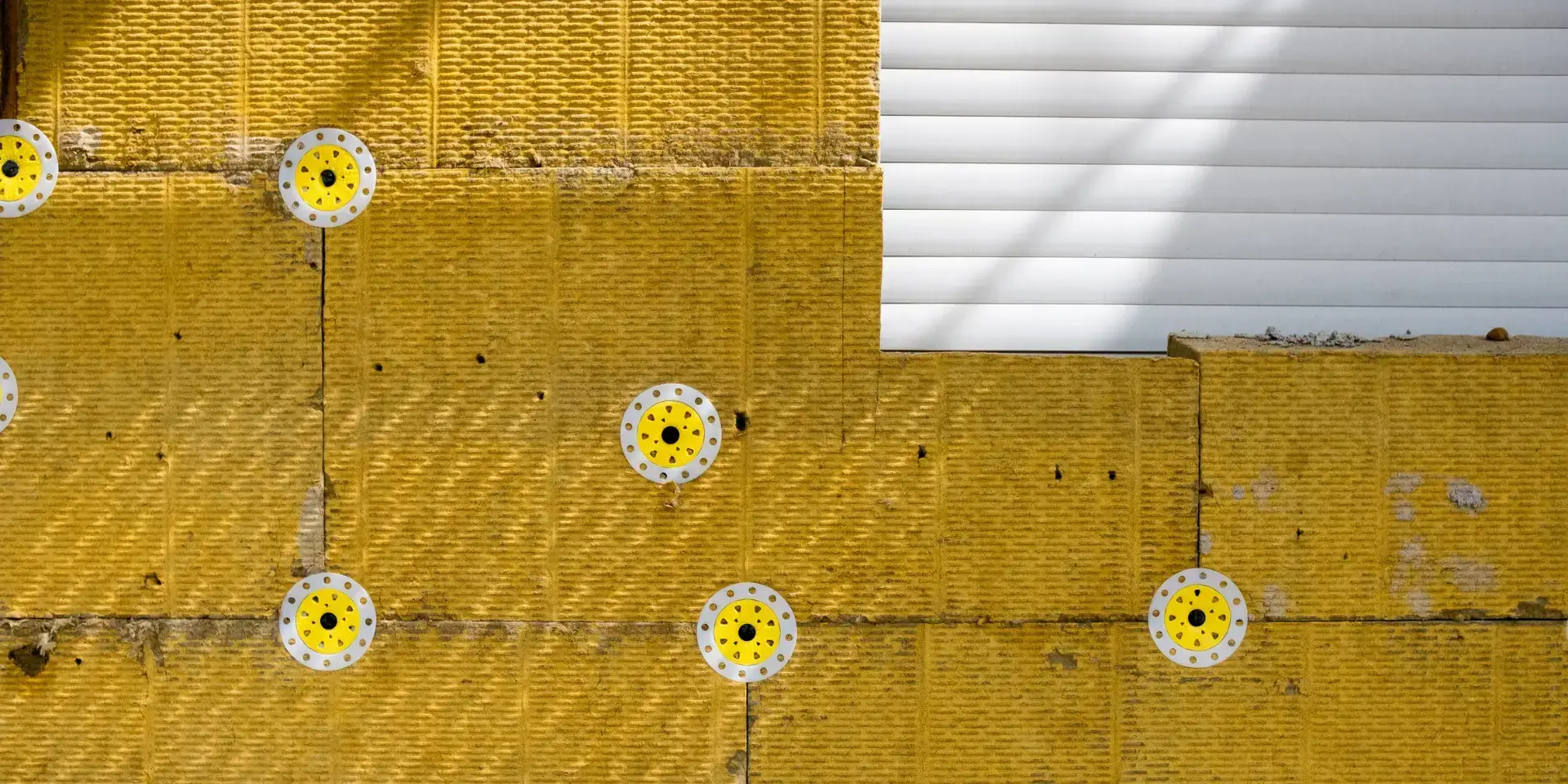 Wärmepumpe ohne Dämmung: Ausschnitt von einer Dämmung am Haus