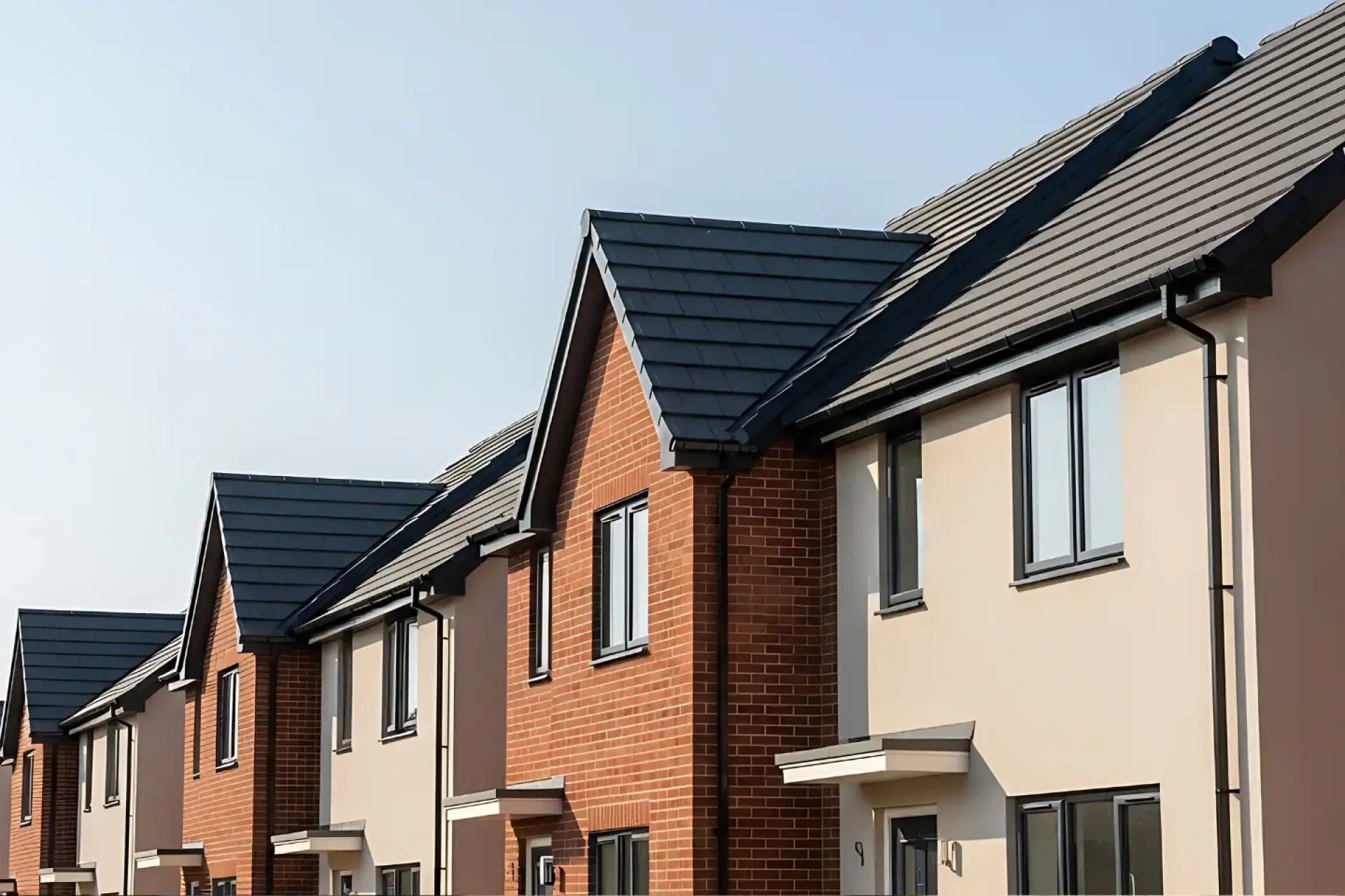 Wärmepumpe Reihenhaus: Front von mehreren Reihenhäusern