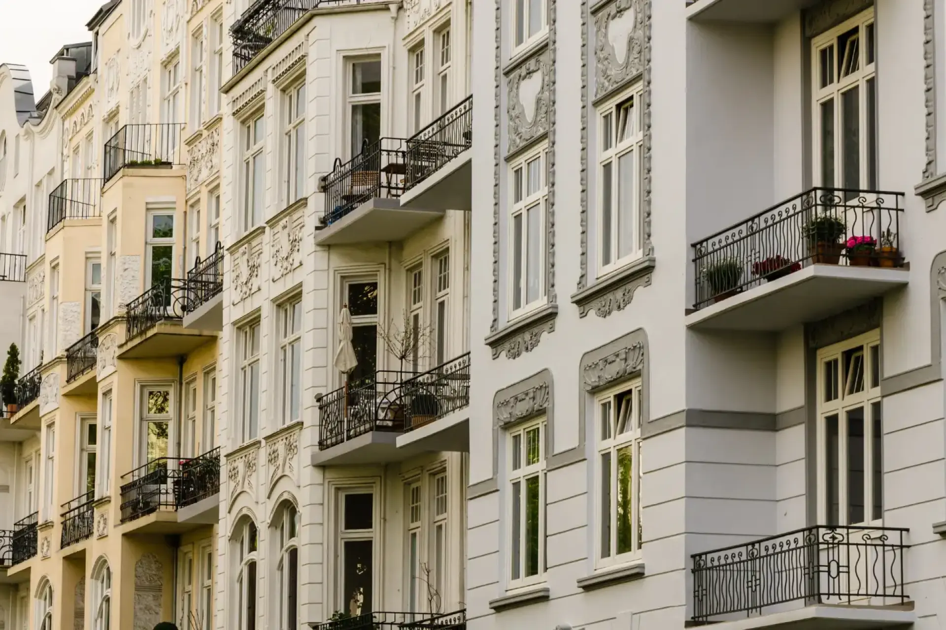 Wärmepumpe Wohnung: Fassade von mehreren Wohnungen mit Balkon