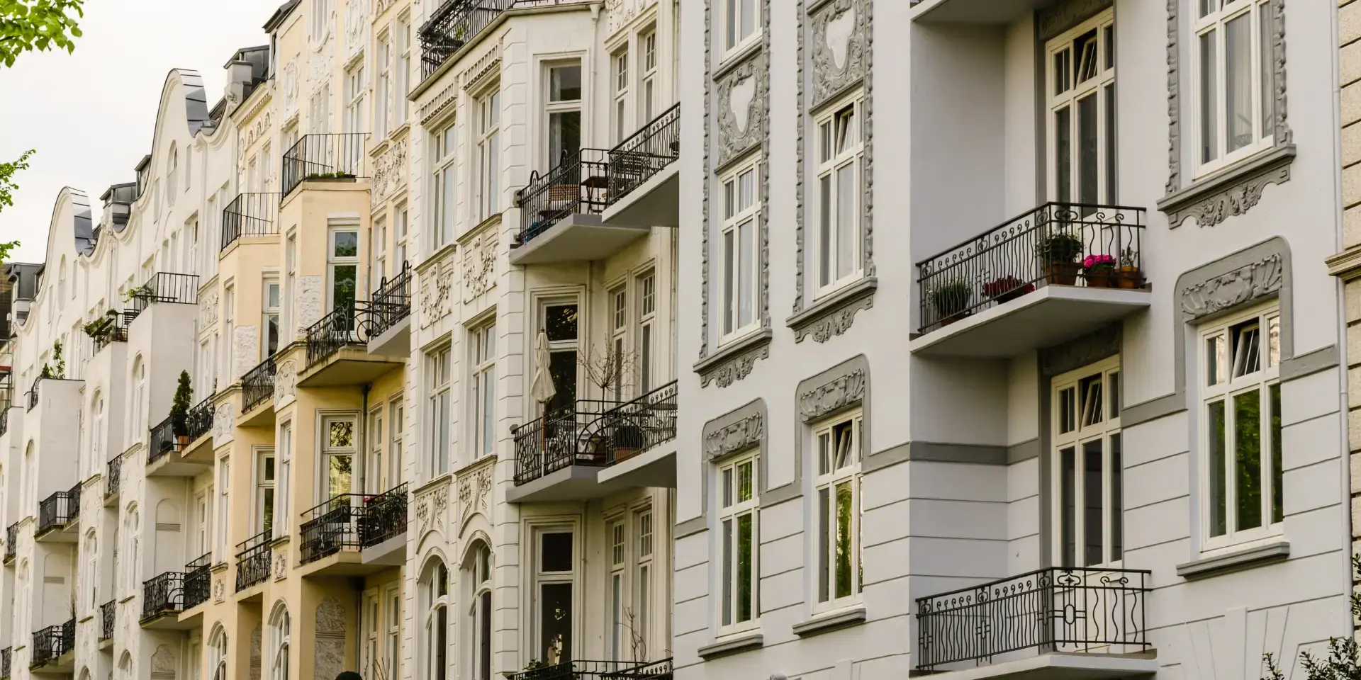 Wärmepumpe Wohnung: Fassade von mehreren Wohnungen mit Balkon