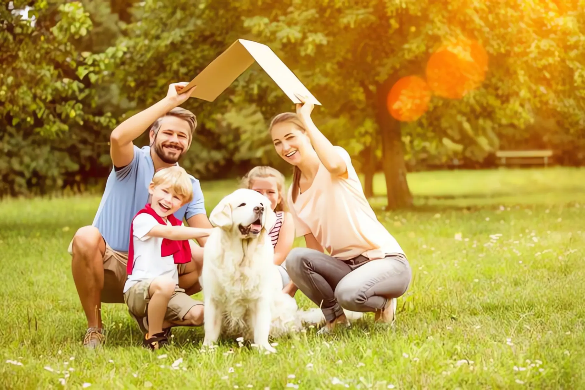 Wärmepumpe Schallschutz: glückliche Familie mit Hund