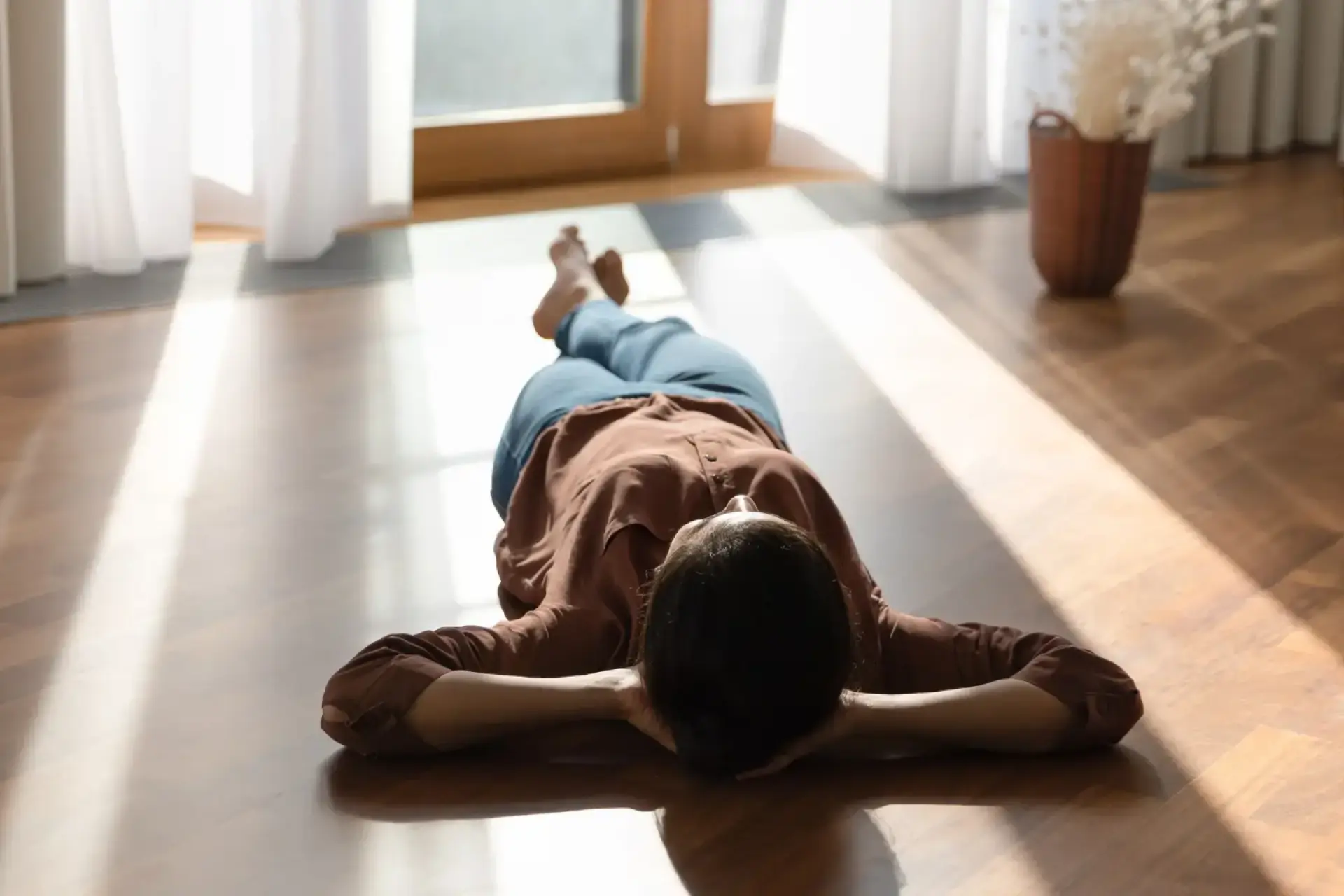 Fußbodenheizung nachrüsten: Frau liegt entspannt auf dem Boden