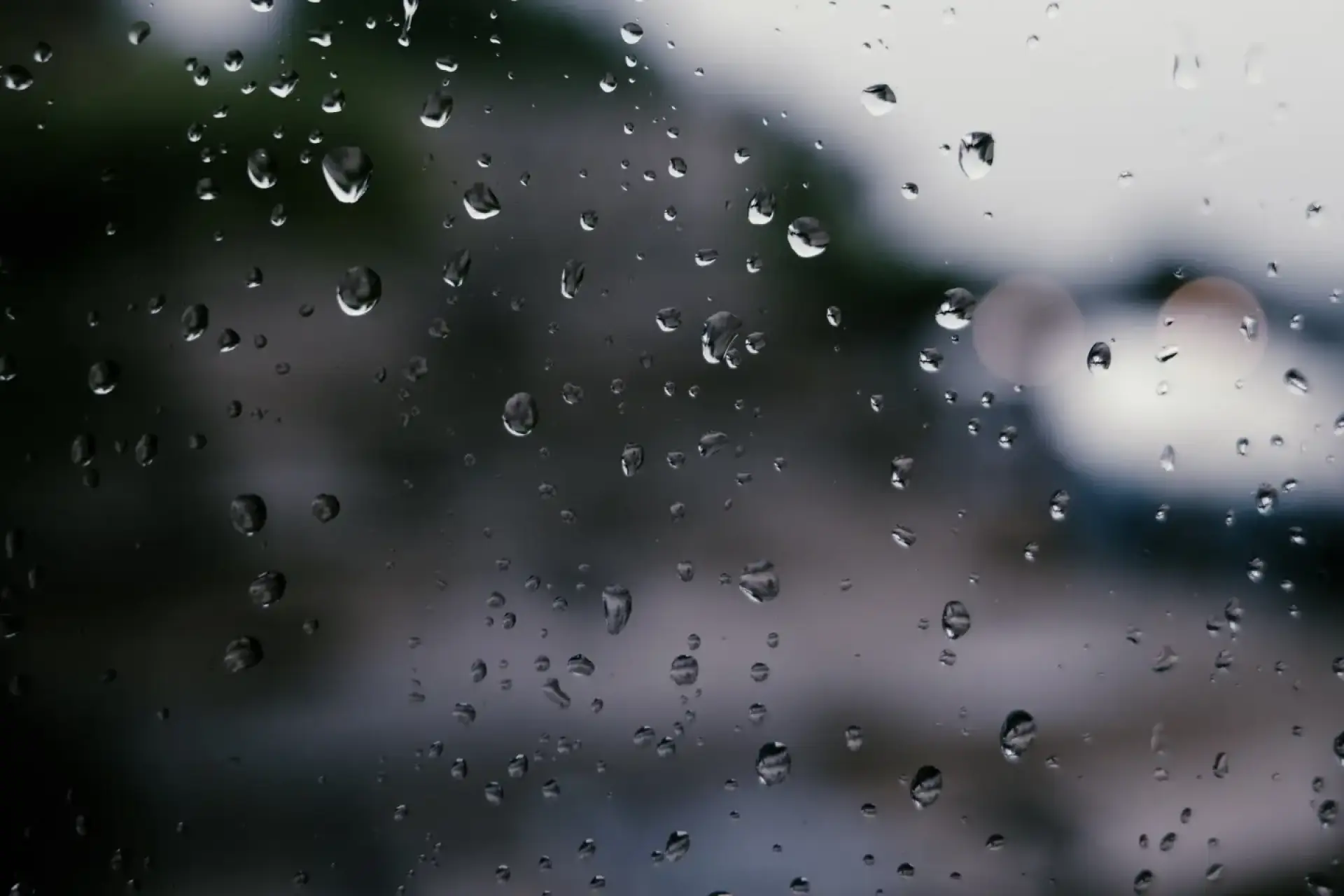 Kondenswasser Wärmepumpe: Tropfen auf einer Scheibe