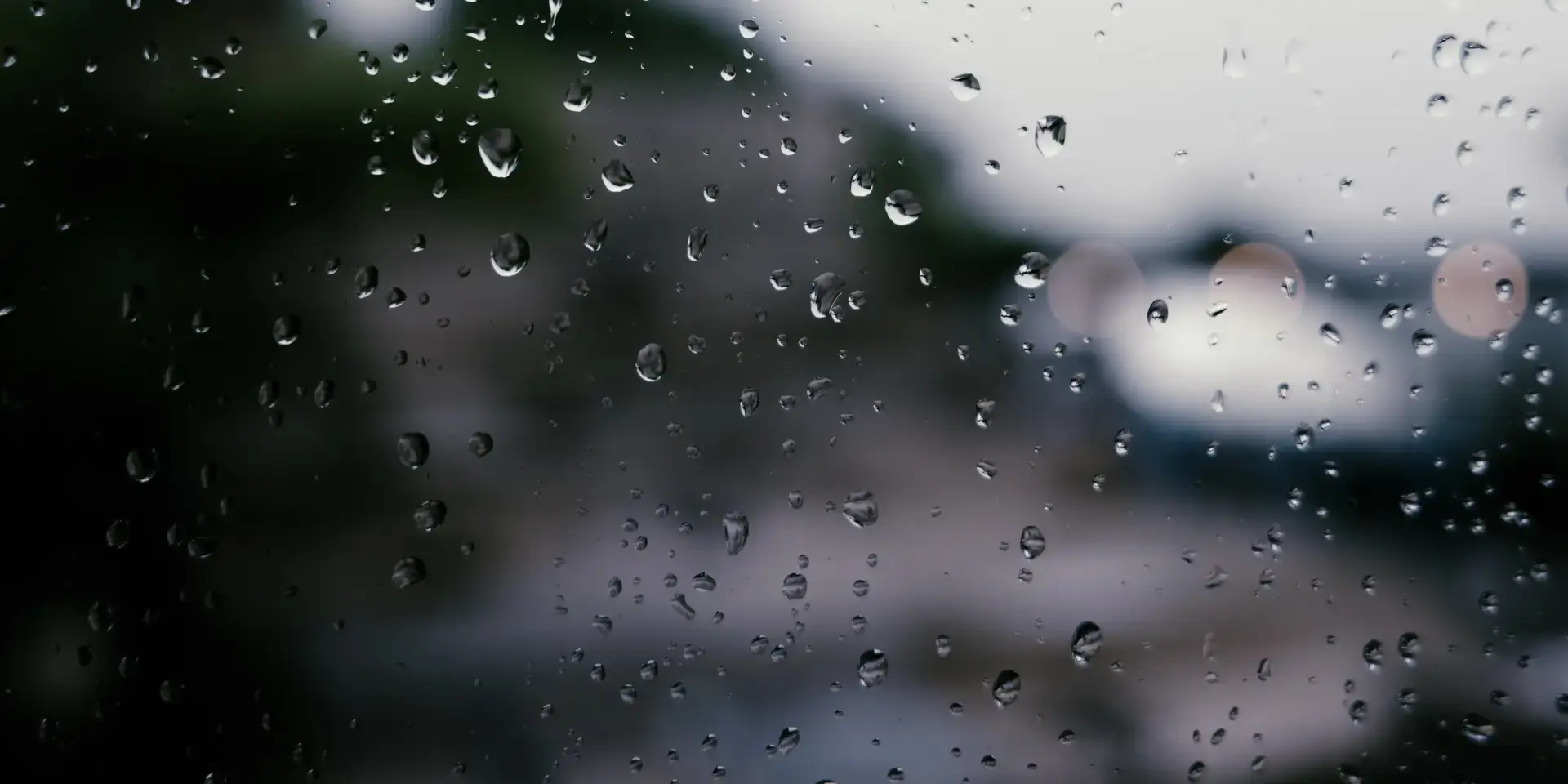 Kondenswasser Wärmepumpe: Tropfen auf einer Scheibe