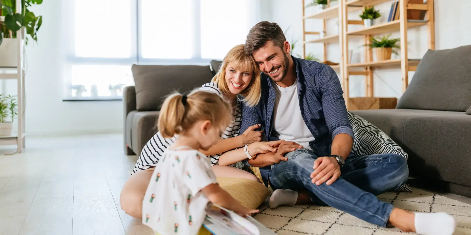 Neue Gasheizung: Darauf kommt es an Neue Gasheizung: Auf dem Boden sitzende Familie
