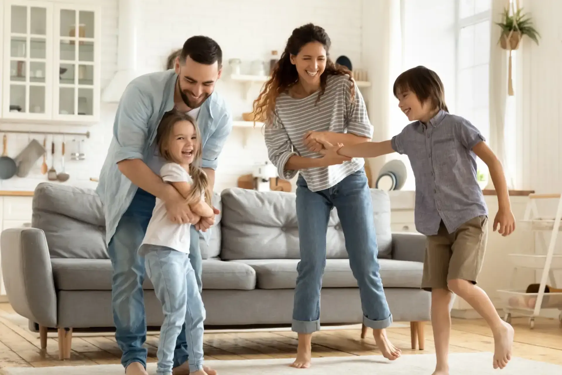 Wärmepumpe einbauen: Fröhliche Familie hat Spaß im Wohnzimmer