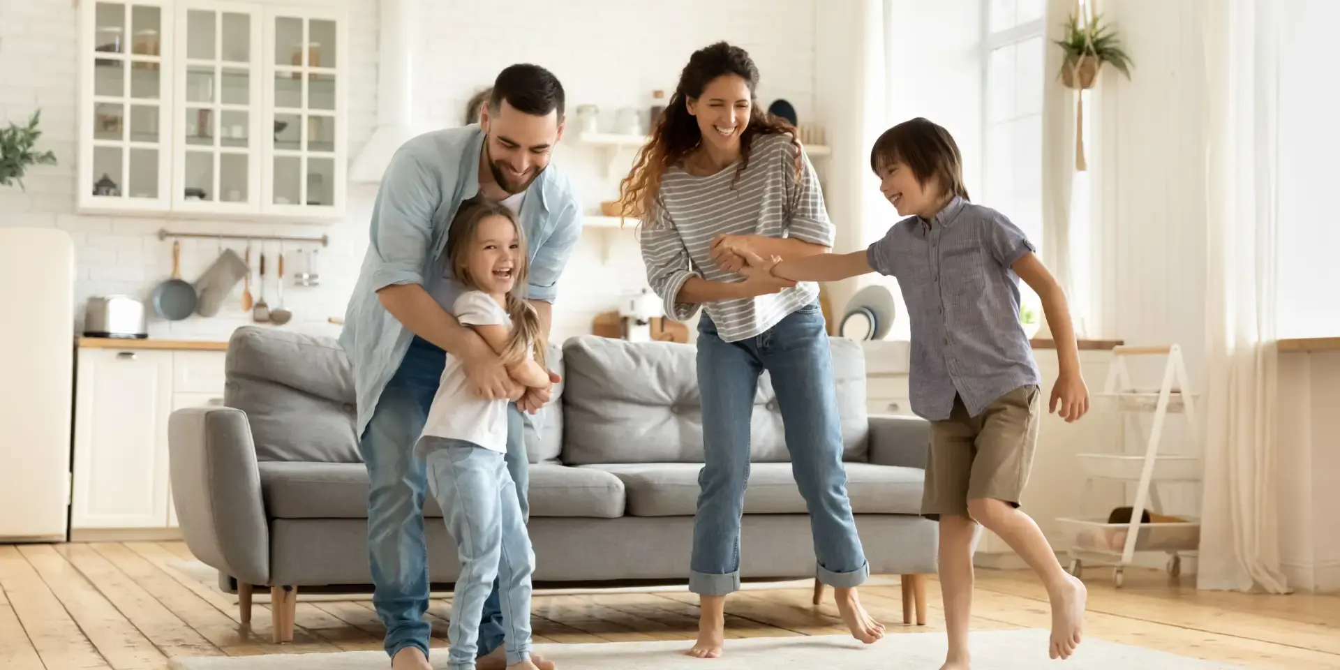 Wärmepumpe einbauen: Professionelle Installation für maximale Effizienz Wärmepumpe einbauen: Fröhliche Familie hat Spaß im Wohnzimmer